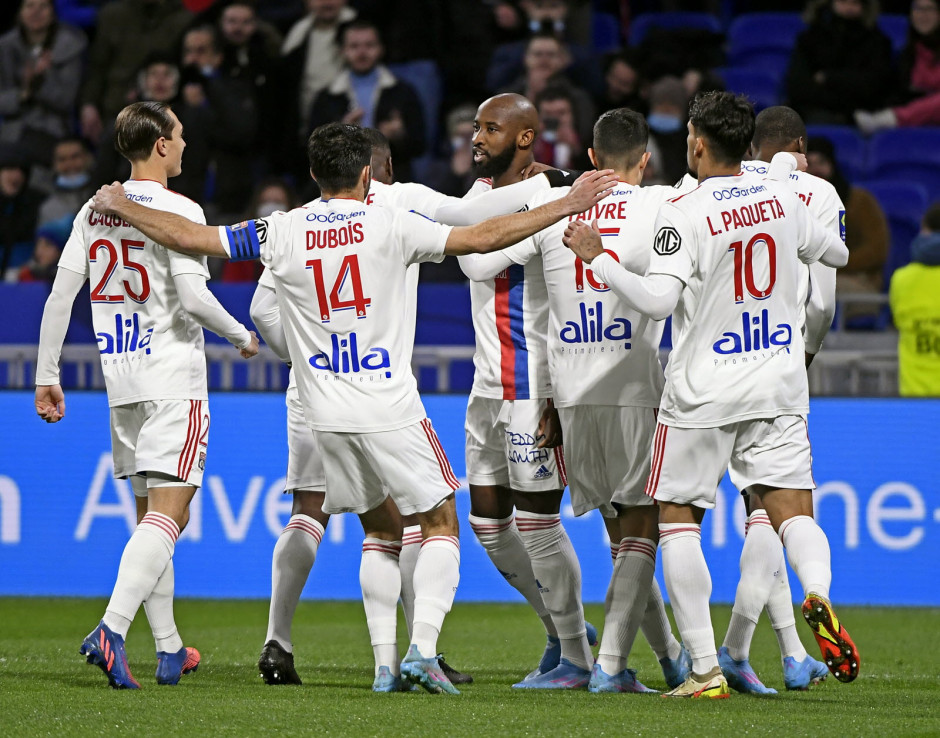 关于法甲夜场比赛吸引大量球迷，现场气氛火爆的信息