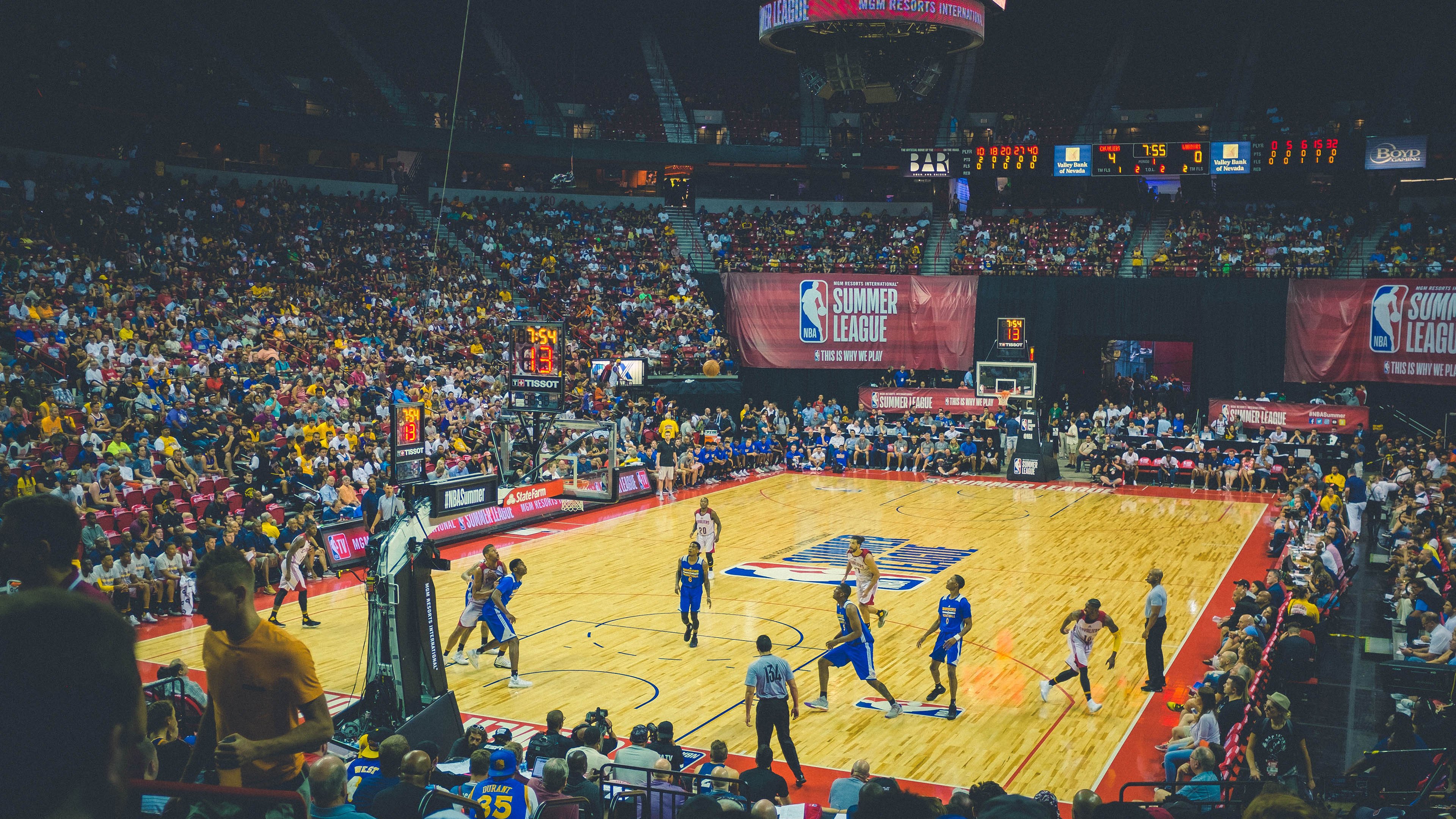 勇士险胜森林狼，全明星赛前哨战中库里锁死对手，勇士对战森林狼杜兰特库里两次绝平三分视频